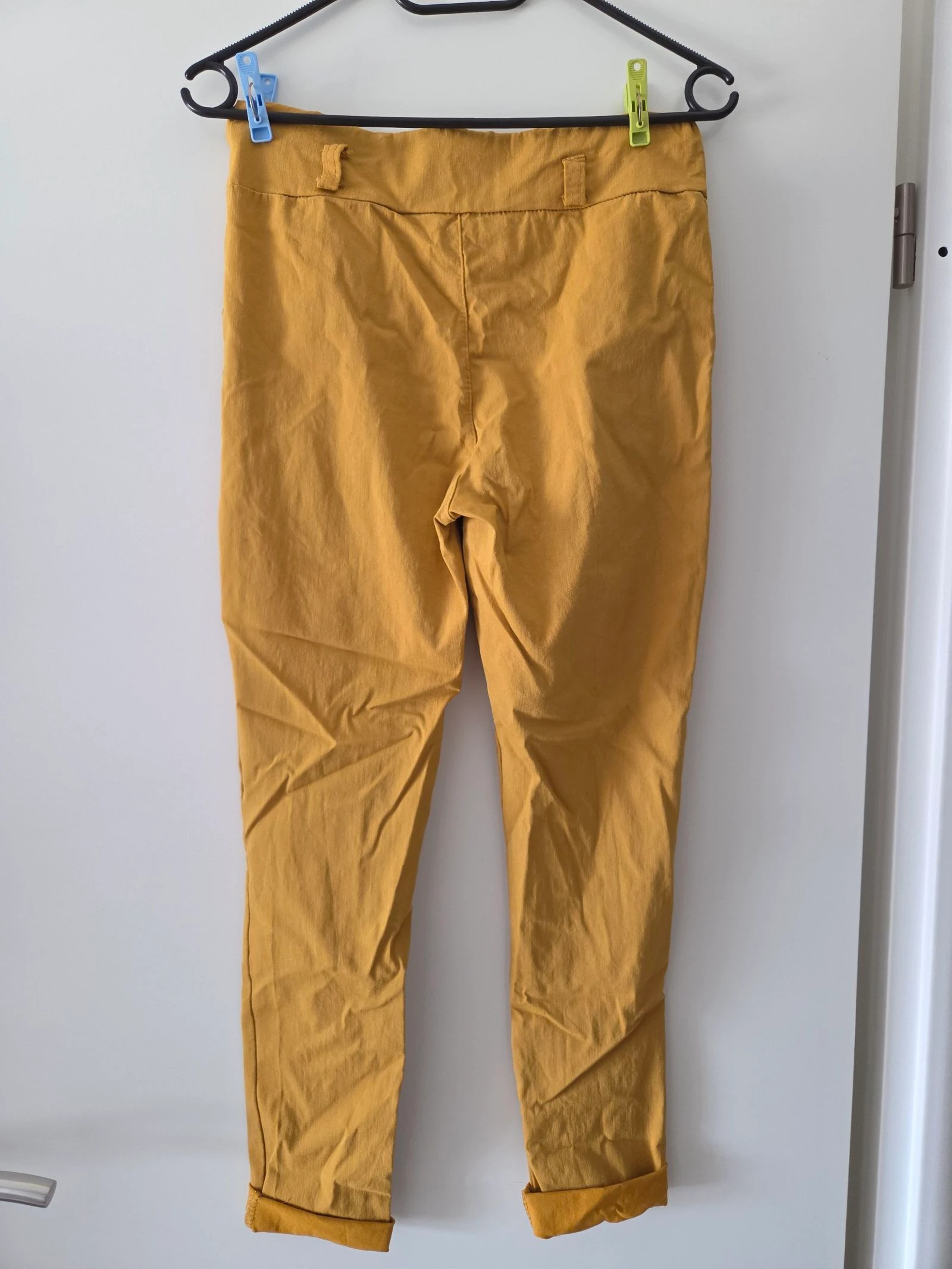 Pantalón color mostaza con bolsillos material elástico talla 36/38 aproximadamente – photo 2